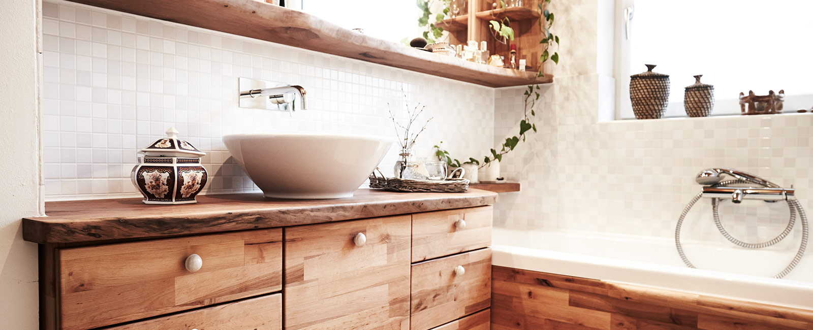 Badezimmer in elegantem Holzdesign